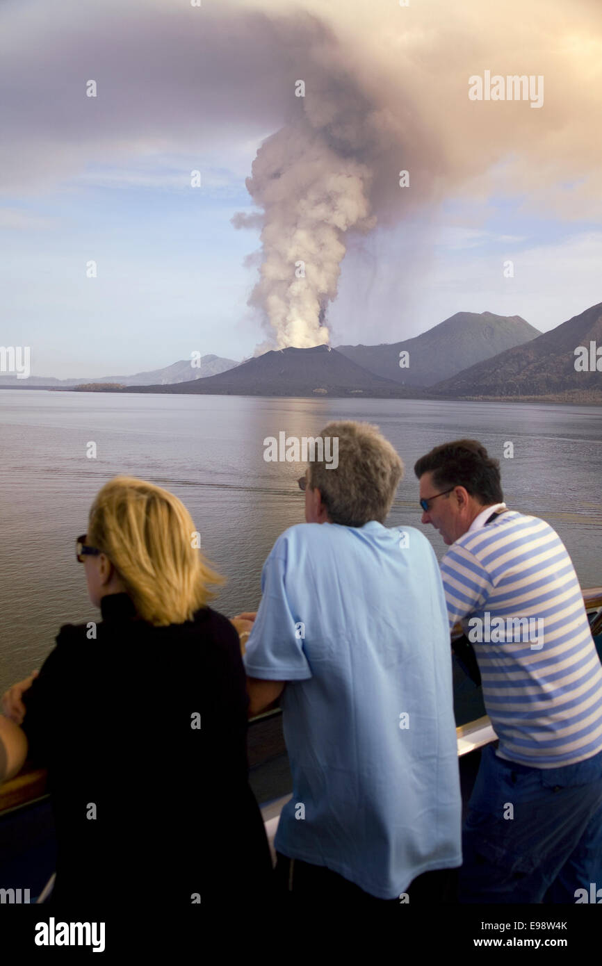 Les passagers de la société australienne navire expédition Orion view active Mt. Tavurvur, Papouasie Nouvelle Guinée Banque D'Images