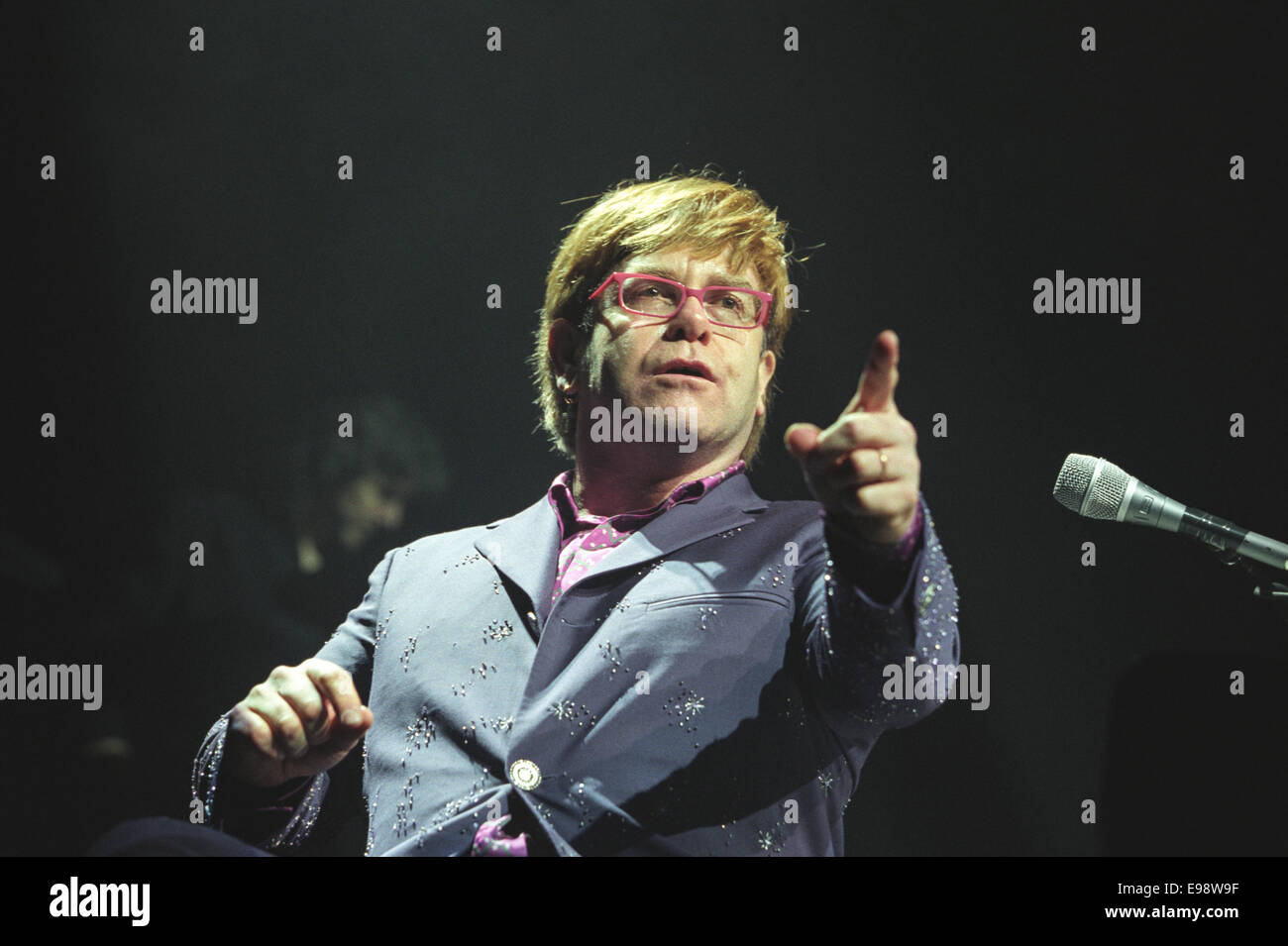 Elton John, chanteur auteur-compositeur, en concert à Glasgow, en Écosse, en 1998. Banque D'Images