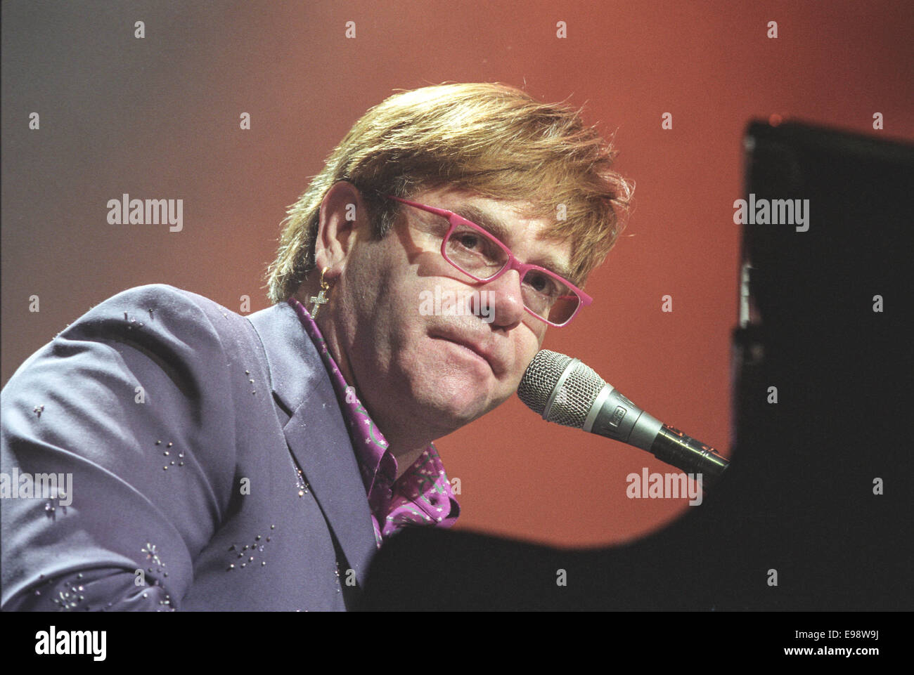 Elton John, chanteur auteur-compositeur, en concert à Glasgow, en Écosse, en 1998. Banque D'Images