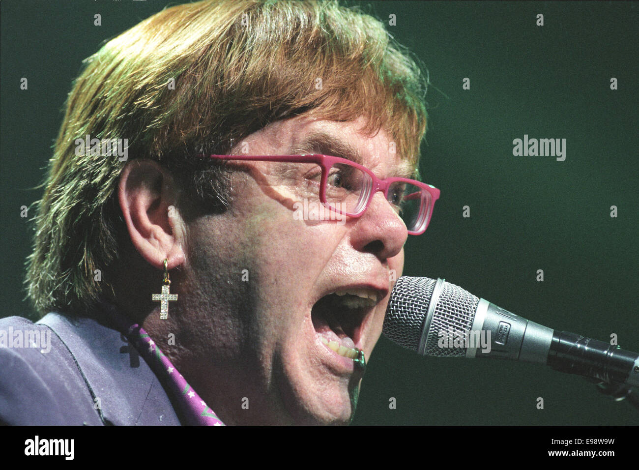 Elton John, chanteur auteur-compositeur, en concert à Glasgow, en Écosse, en 1998. Banque D'Images