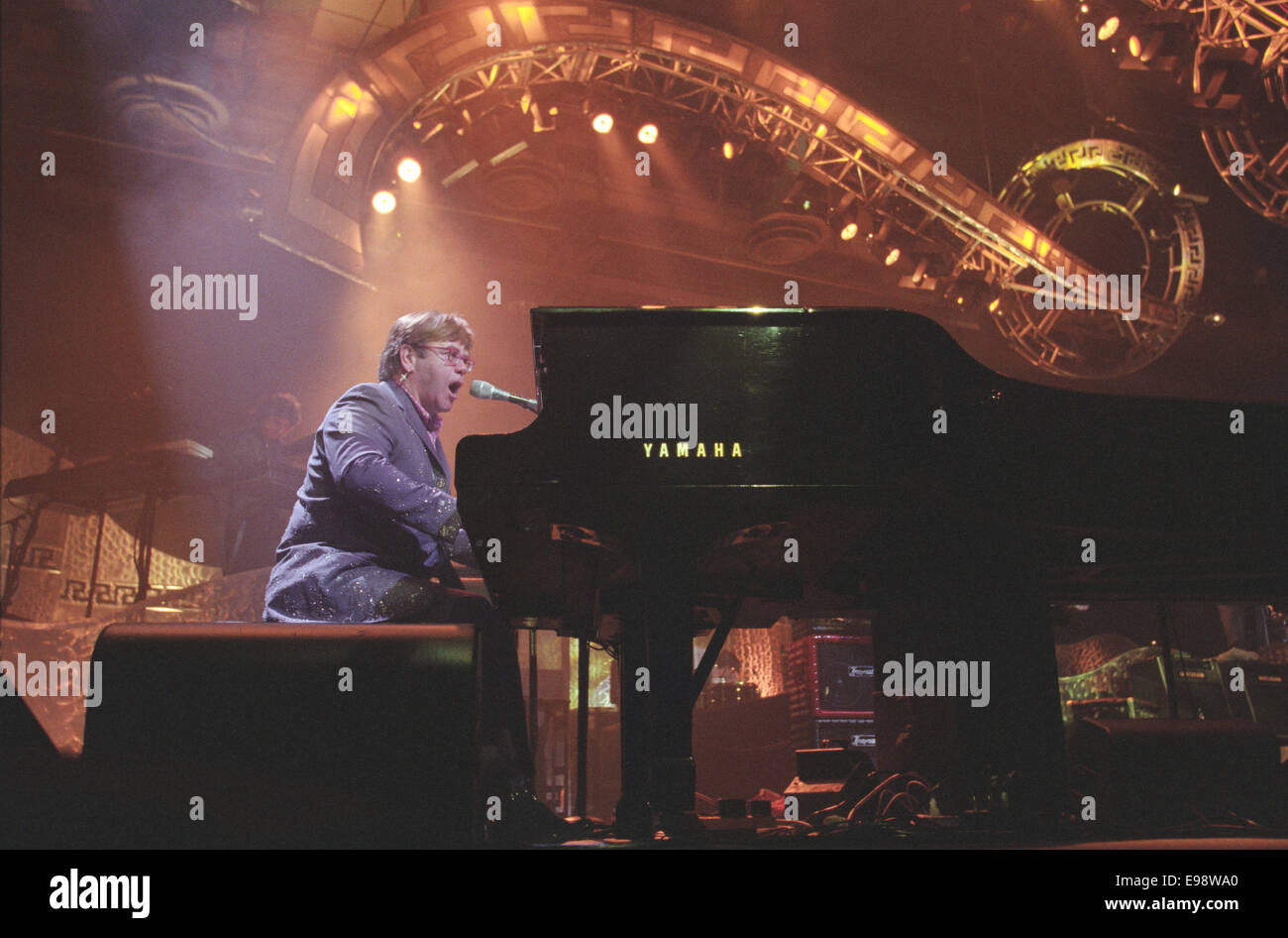 Elton John, chanteur auteur-compositeur, en concert à Glasgow, en Écosse, en 1998. Banque D'Images