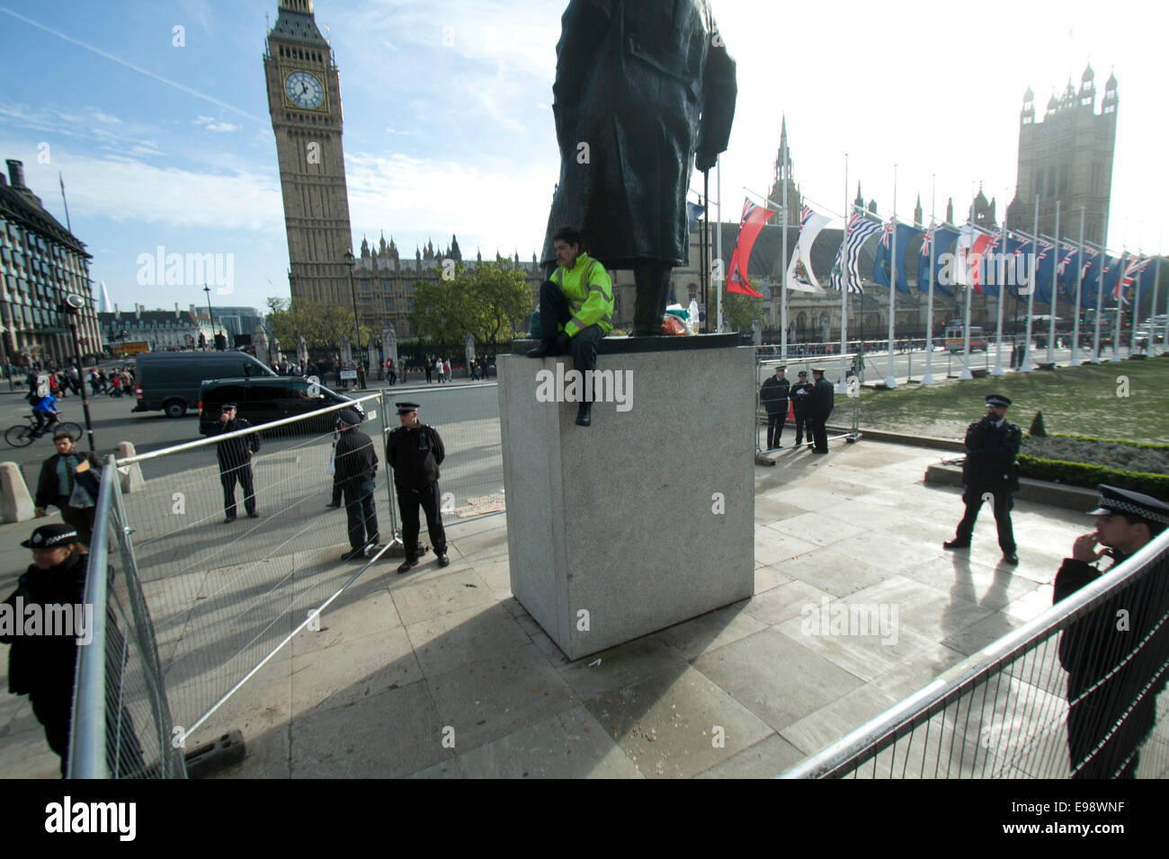 Londres, Royaume-Uni. 22 octobre, 2014. Crise entre la démocratie occupent des manifestants et la police qui ont procédé à des arrestations en essayant de vider la place du Parlement. Credit : amer ghazzal/Alamy Live News Banque D'Images