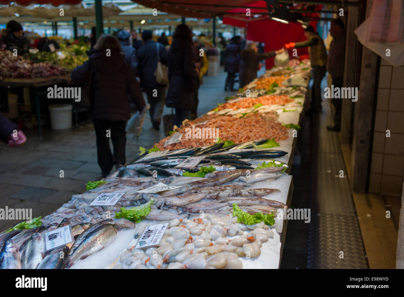 Marché aux poissons du Rialto, Venise, Italie. Banque D'Images