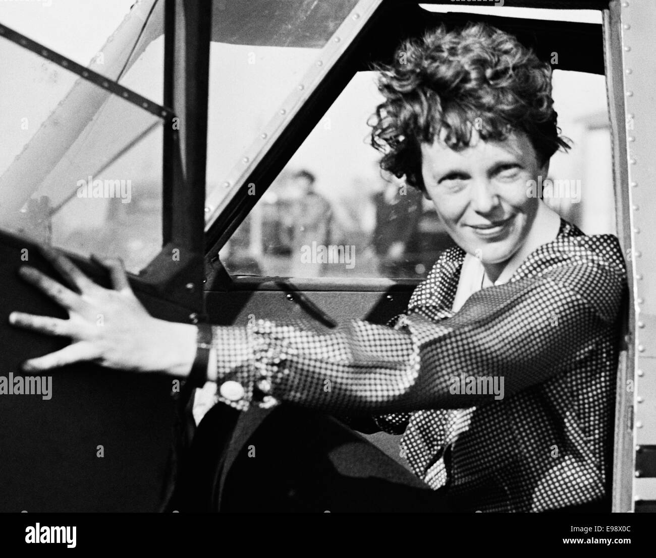 Photo d'époque de la pionnière et auteure de l'aviation américaine Amelia Earhart (1897 – déclarée morte en 1939) – Earhart et son navigateur Fred Noonan ont connu une célèbre disparition en 1937 alors qu'elle essayait de devenir la première femme à effectuer un vol de navigation du globe. Earhart est photographié en 1936, assis dans le poste de pilotage d'un avion du département américain du Commerce. Banque D'Images