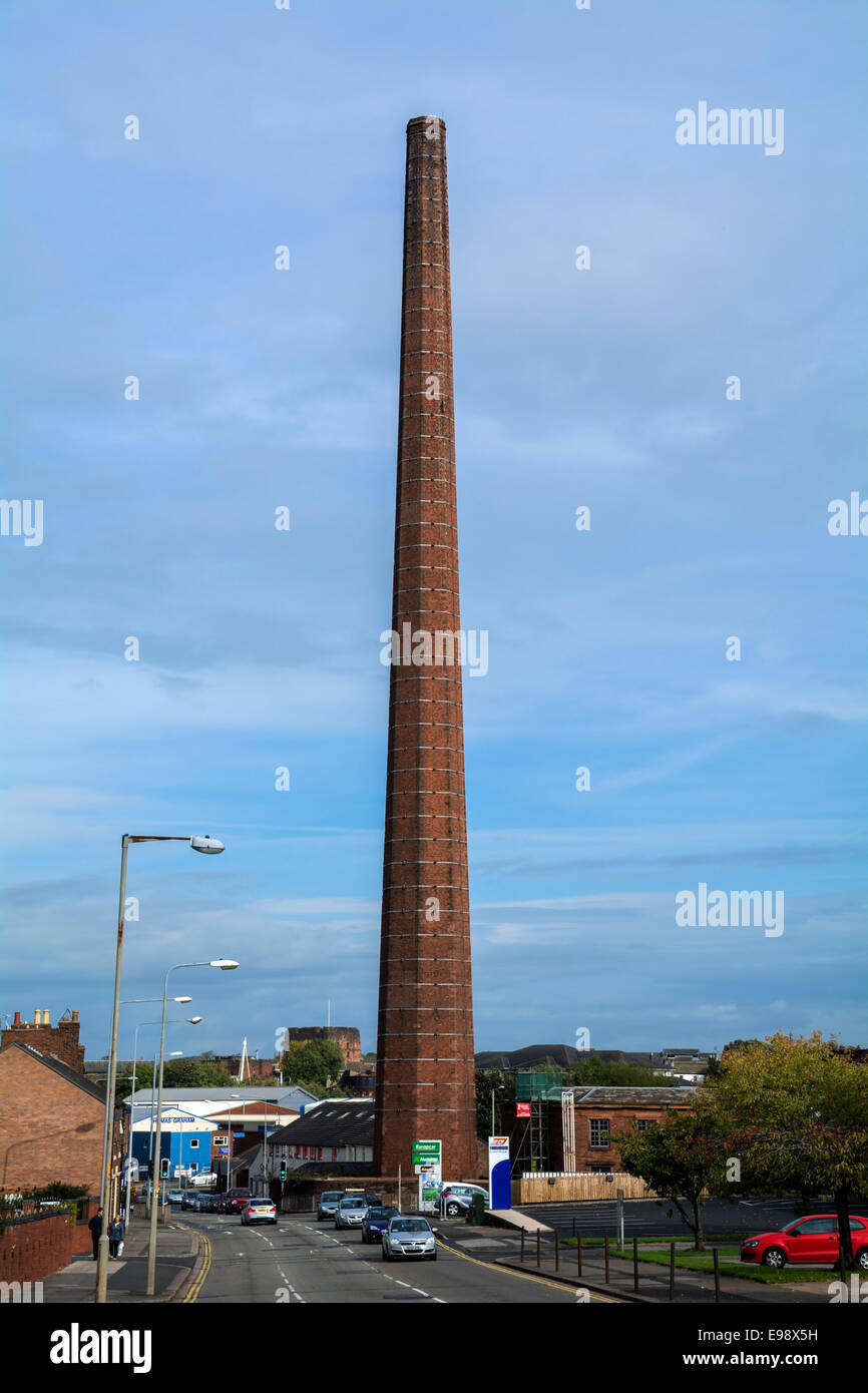 À 305 pieds de haut, la cheminée de Dixon est un jalon dans l'Shaddongate domaine de Carlisle. Banque D'Images