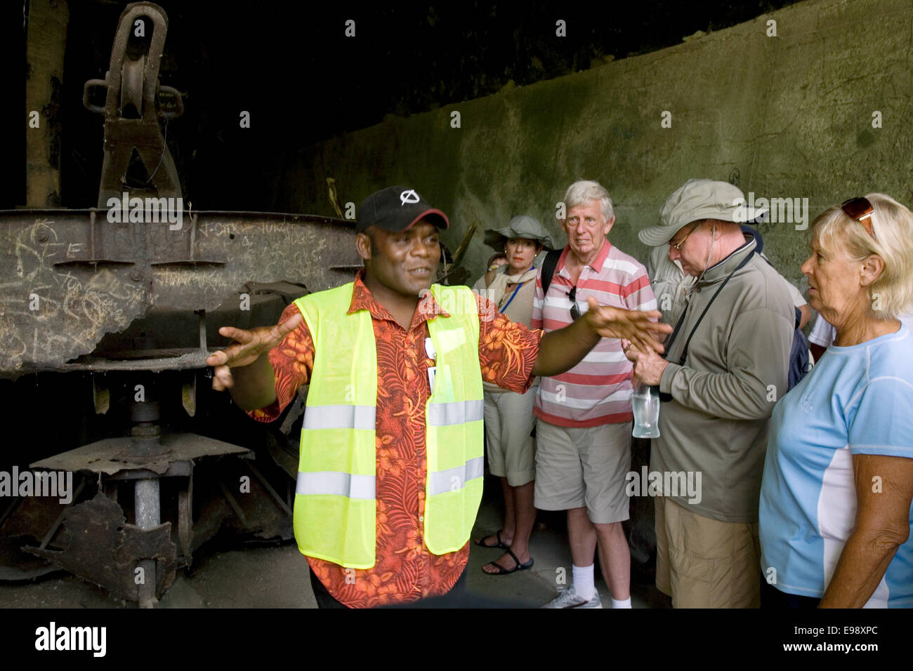 Restes d'une barge de transport de rouille, une attraction touristique à Rabual, New Britain Island, Papouasie-Nouvelle-Guinée Banque D'Images