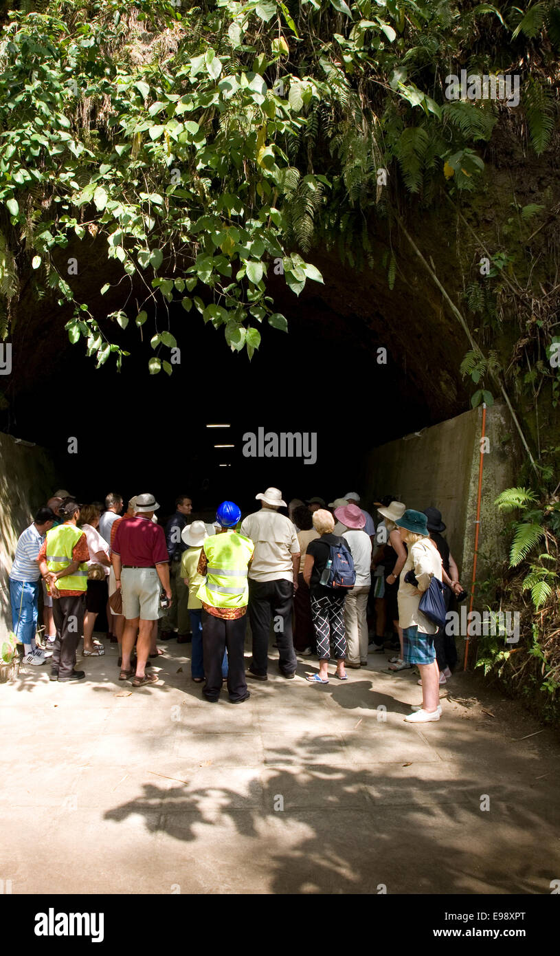 Les touristes à un Japonais de la Seconde Guerre mondiale le logement tunnel barge demeure des transports de chalands, Rabual, New Britain Island, Papouasie NG Banque D'Images
