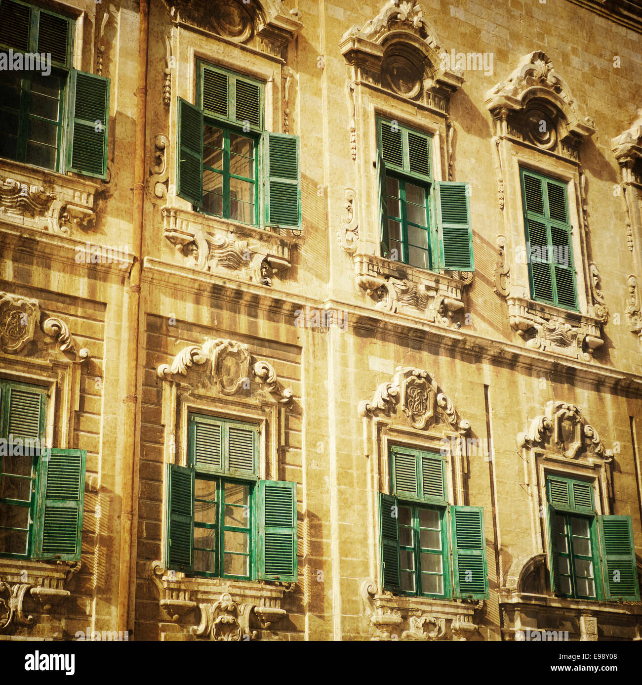 Volets de fenêtre à La Valette, Malte. Banque D'Images