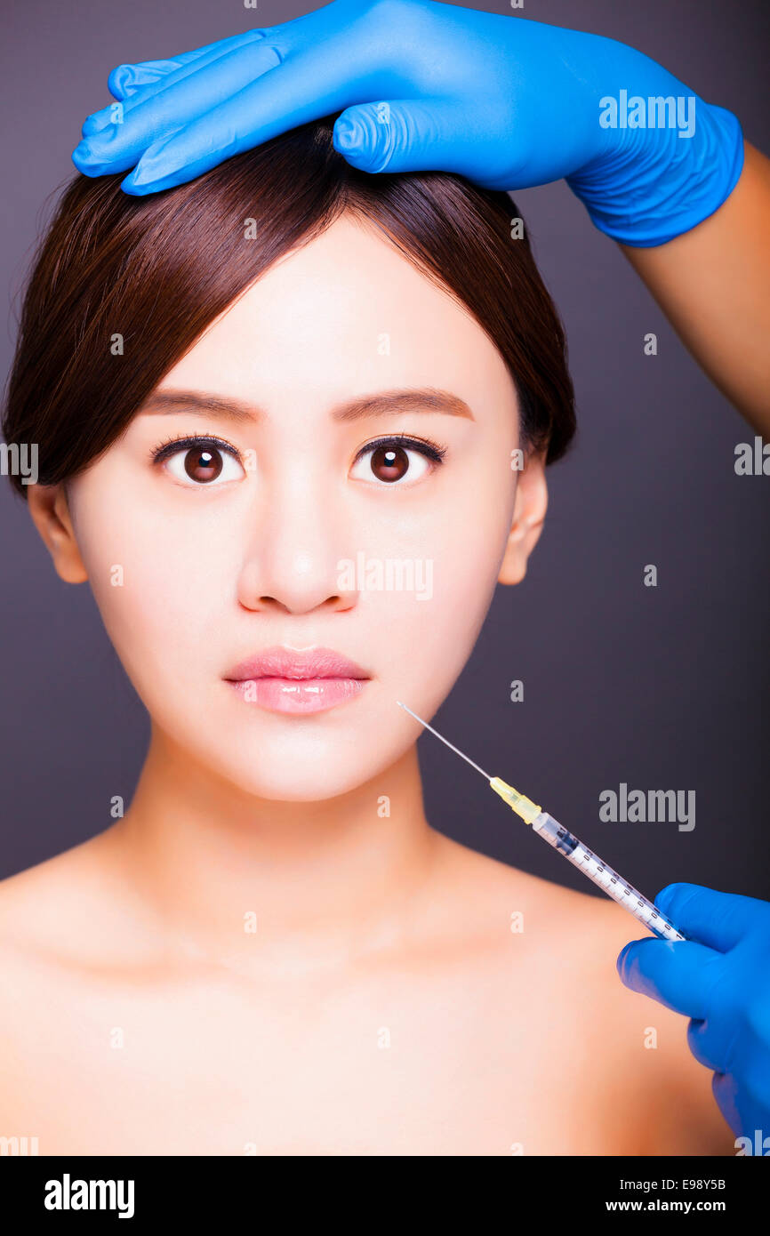 Belle femme asiatique se fait dans la bouche d'injection Banque D'Images