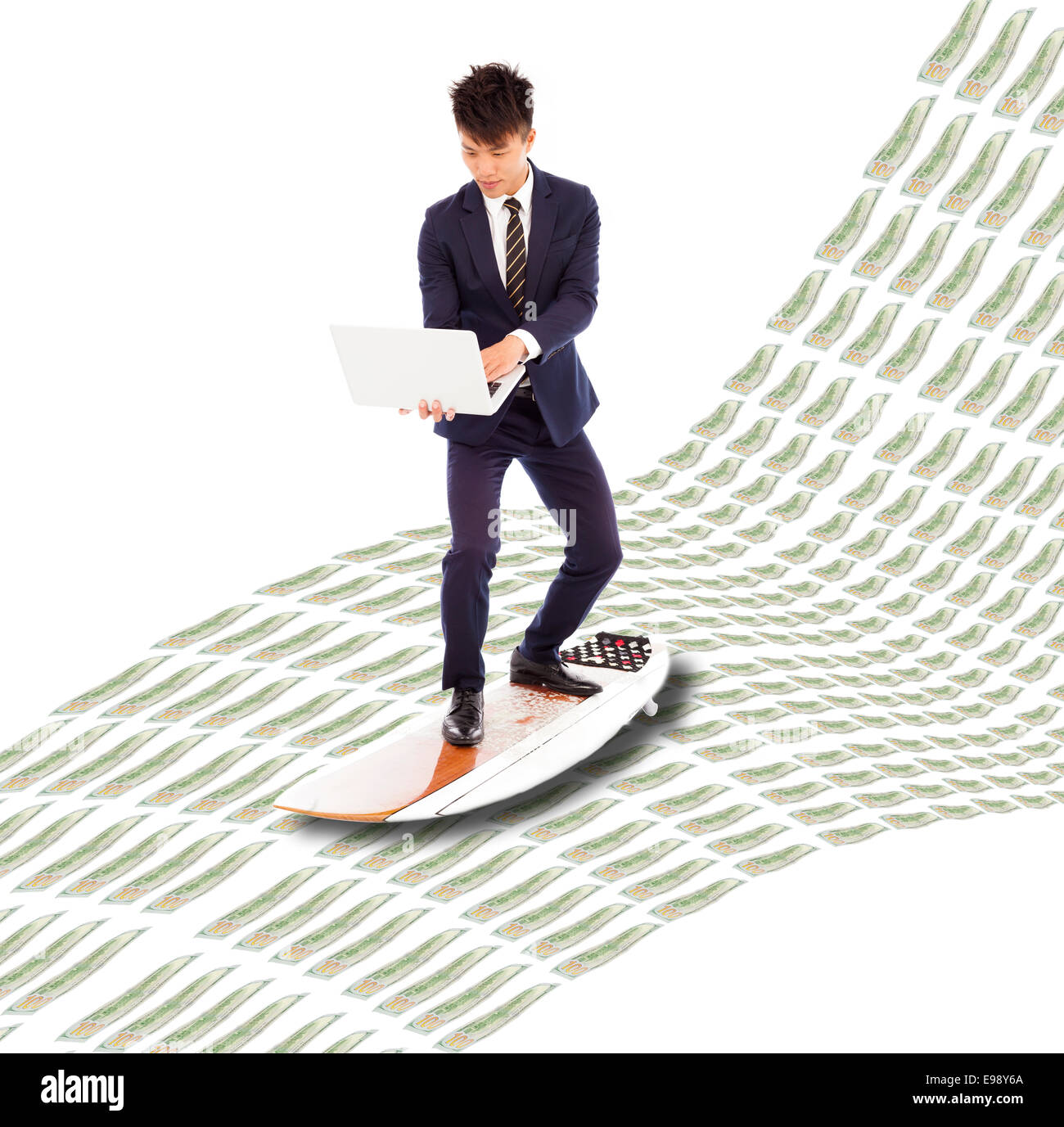 Business man holding un ordinateur portable et le surf sur la vague de l'argent . Banque D'Images