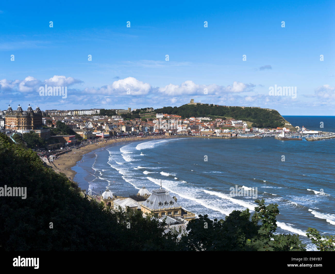 dh South Bay SCARBOROUGH NORTH YORKSHIRE futuriste South Beach scarborough château port mer été royaume-uni plages plages angleterre côte ville Banque D'Images