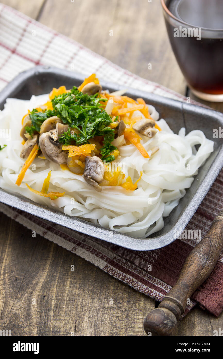 Mélange de légumes chinois et riz nouilles sur table Banque D'Images
