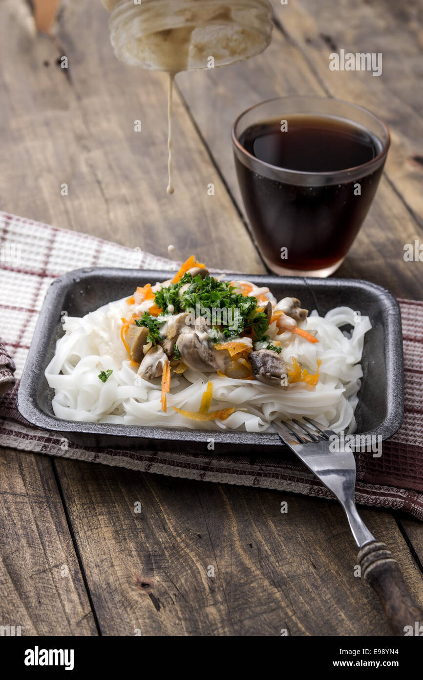 Mélange de légumes chinois et riz nouilles sur table Banque D'Images