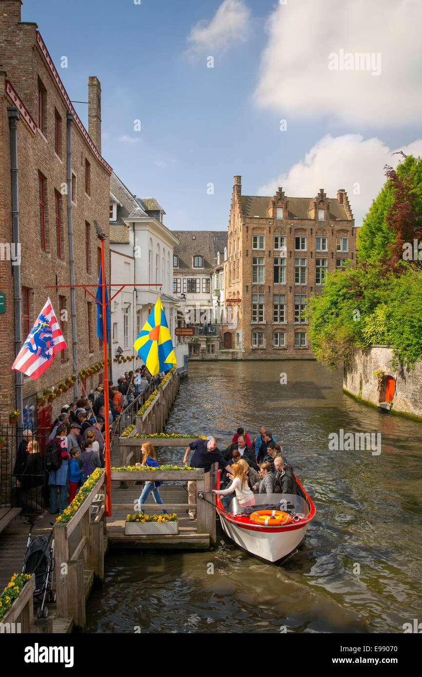 Les touristes se terminant en bateau le long des canaux de Bruges, Belgique Banque D'Images