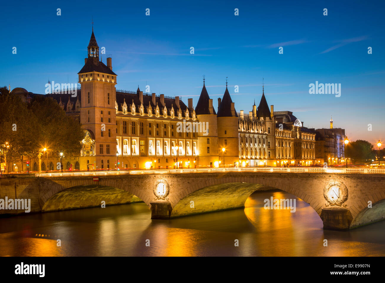 Plus de crépuscule la Conciergerie et le Pont au Change le long de la Seine, Paris France Banque D'Images