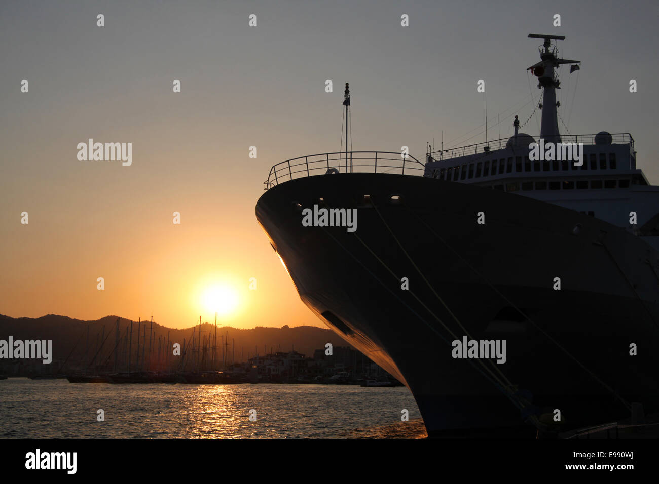 Bateau de croisière amarré dans le port de Marmaris, Turquie au coucher du soleil. Dans l'arrière-plan de la ville de Marmaris, Marmaris, Muğla Province, la Turquie. Banque D'Images