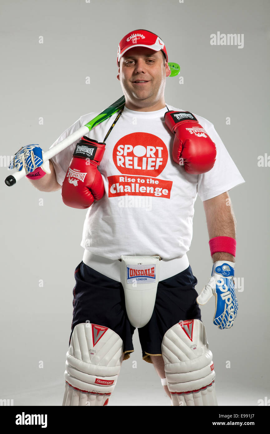 Man dressed up for sport relief dans beaucoup de différents appareils de sport Banque D'Images