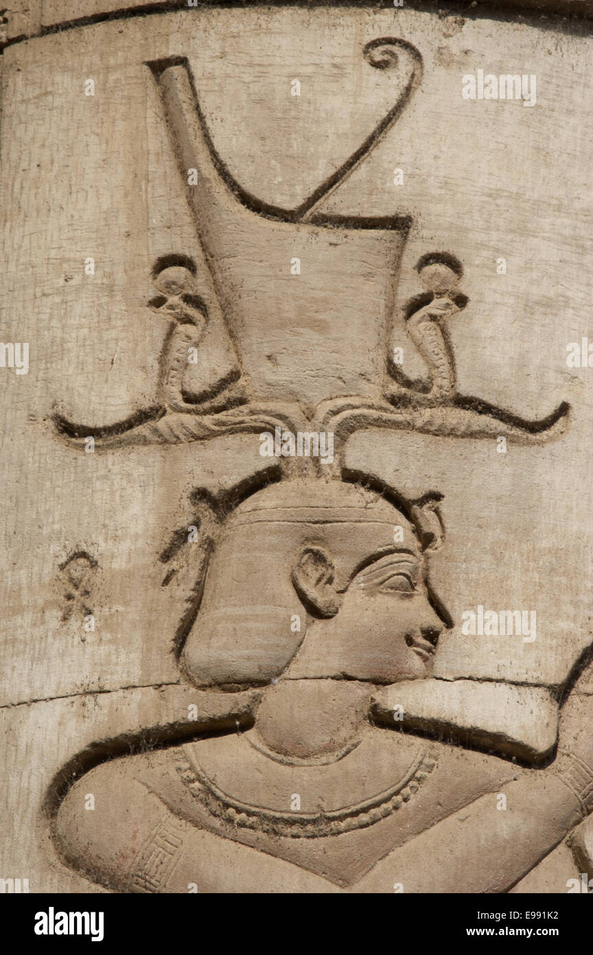 L'art égyptien Temple de Kom Ombo. Dynastie ptolémaïque. 2e siècle avant J.-C. Le pharaon offre avec couronne rouge. Le soulagement. Banque D'Images