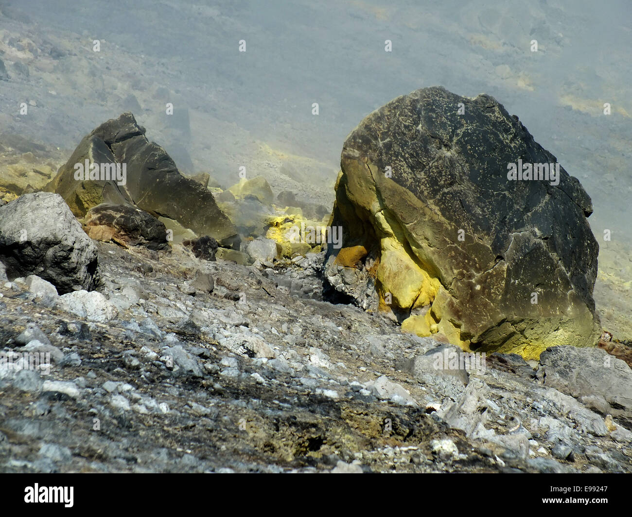 Sur le bord du cratère du Gran cratères : dans les fissures des pierres chaudes d'ébullition, le sol de soufre jaune couverts, l'air empoisonné par les gaz chauds, piquante de la fumerolles : une aventure passionnante dans nature inhumaine ! - Juin 2014 Banque D'Images