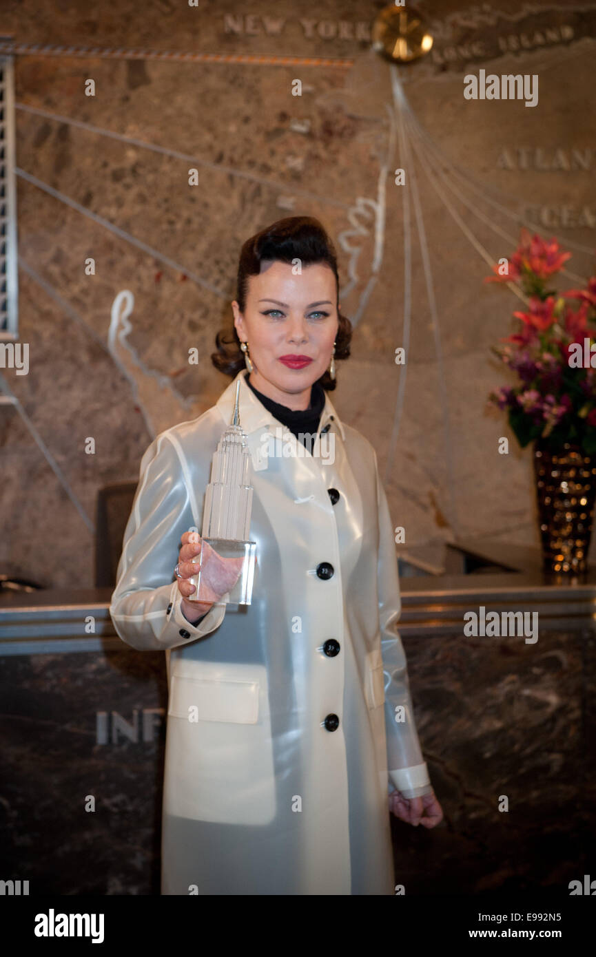 New York, USA. 22 octobre, 2014. L'actrice DEBORAH MAZAR lights l'Empire State Building rouge, blanc et bleu en l'honneur de la New York Police & Fire Widows' & fonds de la prestation des enfants, mercredi 22 octobre, 2014. Credit : ZUMA Press, Inc./Alamy Live News Banque D'Images