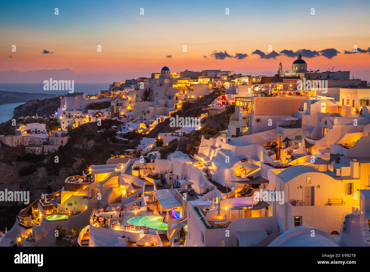 Piscines et hôtels dans la nuit dans le village de Oia, Santorin, Santorini, Cyclades, îles grecques, Grèce, Union européenne, Europe Banque D'Images
