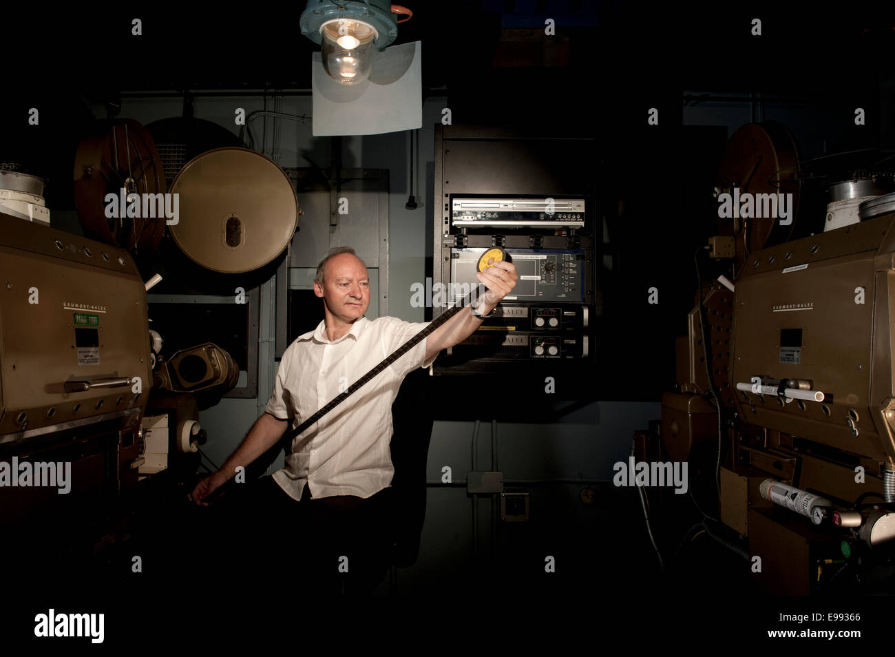 Portrait de l'homme membre du personnel de l'archive BFI dans l'ancien cinéma, suite à la recherche à rouleaux de film Banque D'Images