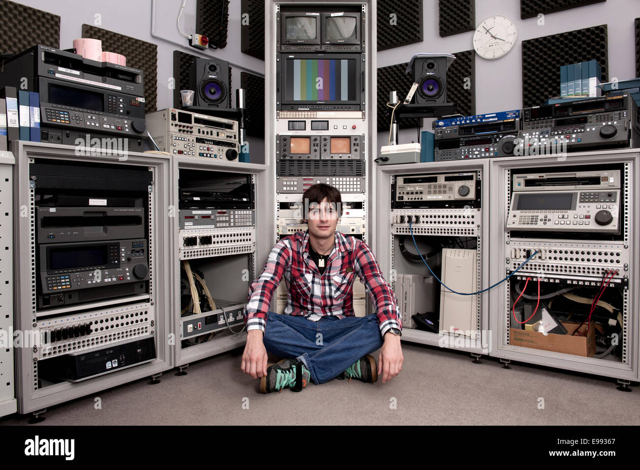 Portrait de jeune homme membre du personnel de la BFI archive avec beaucoup d'enregistrement AV / son / équipement tv Banque D'Images