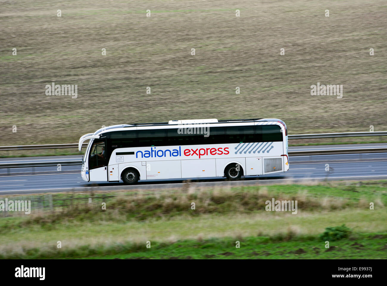 National Express Coach sur l'autoroute M40, dans le Warwickshire, Royaume-Uni Banque D'Images
