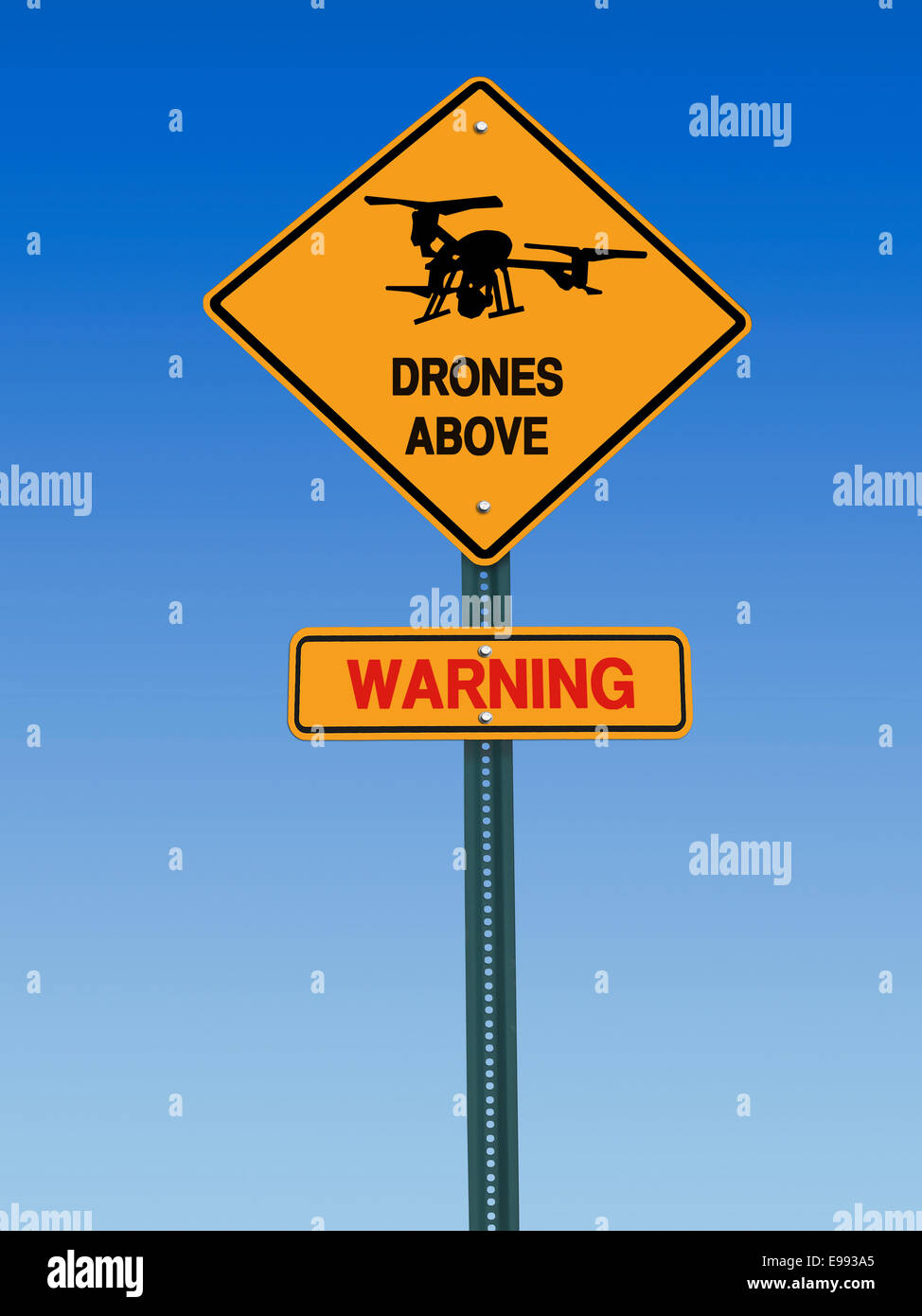 Signe conceptuel avec symbole d'avertissement de danger et de drones sur ciel bleu Banque D'Images