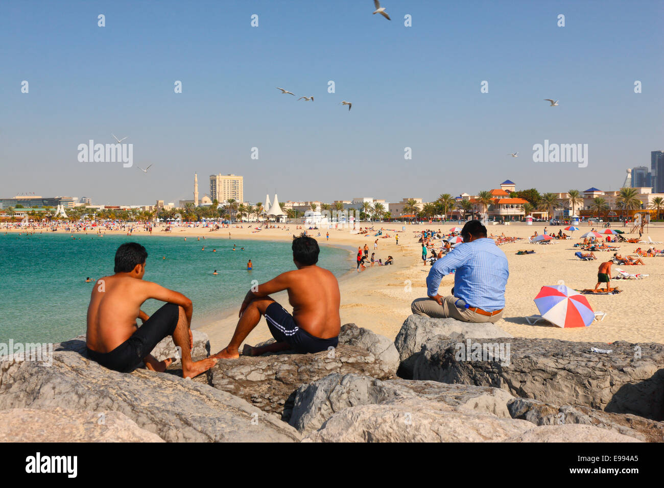 Les gens sur la plage de Dubaï, Jumeirah Beach Banque D'Images