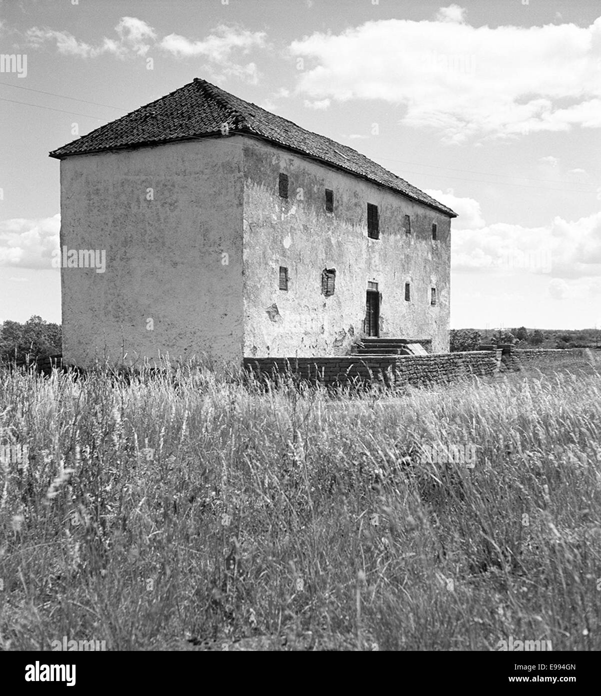 Photographie d'un lieu rural non identifié en Suède, montrant un champ d'herbe avec un bâtiment historique en arrière-plan. L'image a été prise par le Conseil du patrimoine national suédois, documentant l'architecture rurale et le paysage de la région. Banque D'Images Photographie d'un lieu rural non identifié en Suède, montrant un champ d'herbe avec un bâtiment historique en arrière-plan. L'image a été prise par le Conseil du patrimoine national suédois, documentant l'architecture rurale et le paysage de la région. Banque D'Images