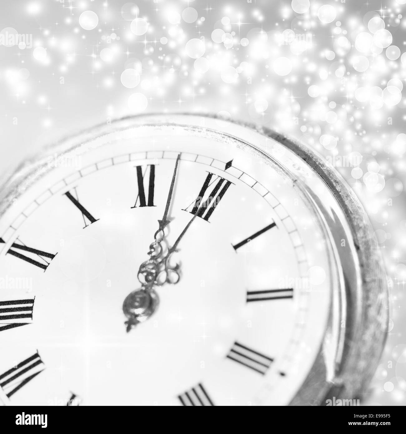 Le jour de l'an à minuit - ancienne horloge avec étoiles et flocons de lumières de Noël Banque D'Images