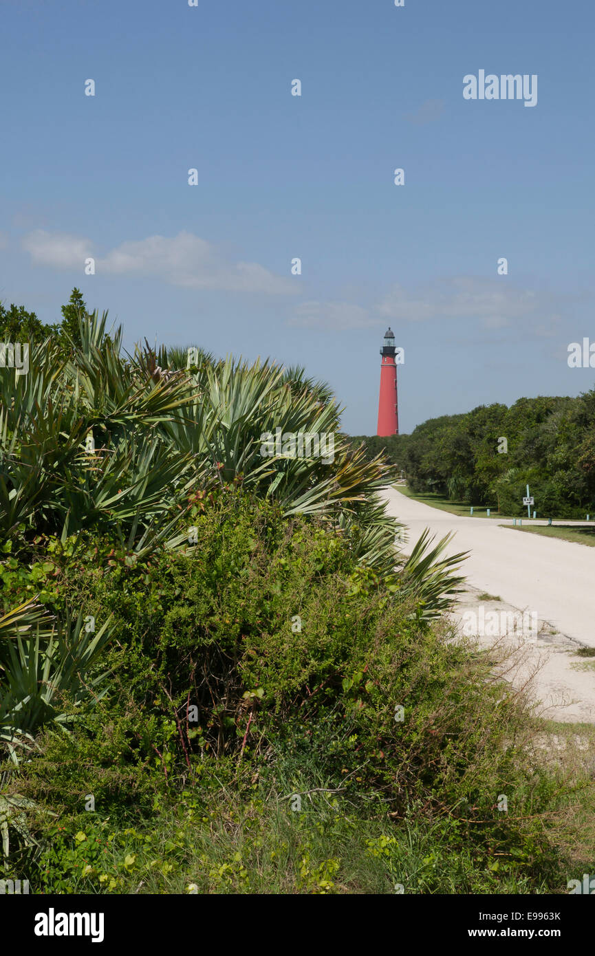 Route menant au phare de Ponce de Leon Inlet, le plus haut phare de Floride et le site historique national. Ponce Inlet, Floride, États-Unis. Banque D'Images