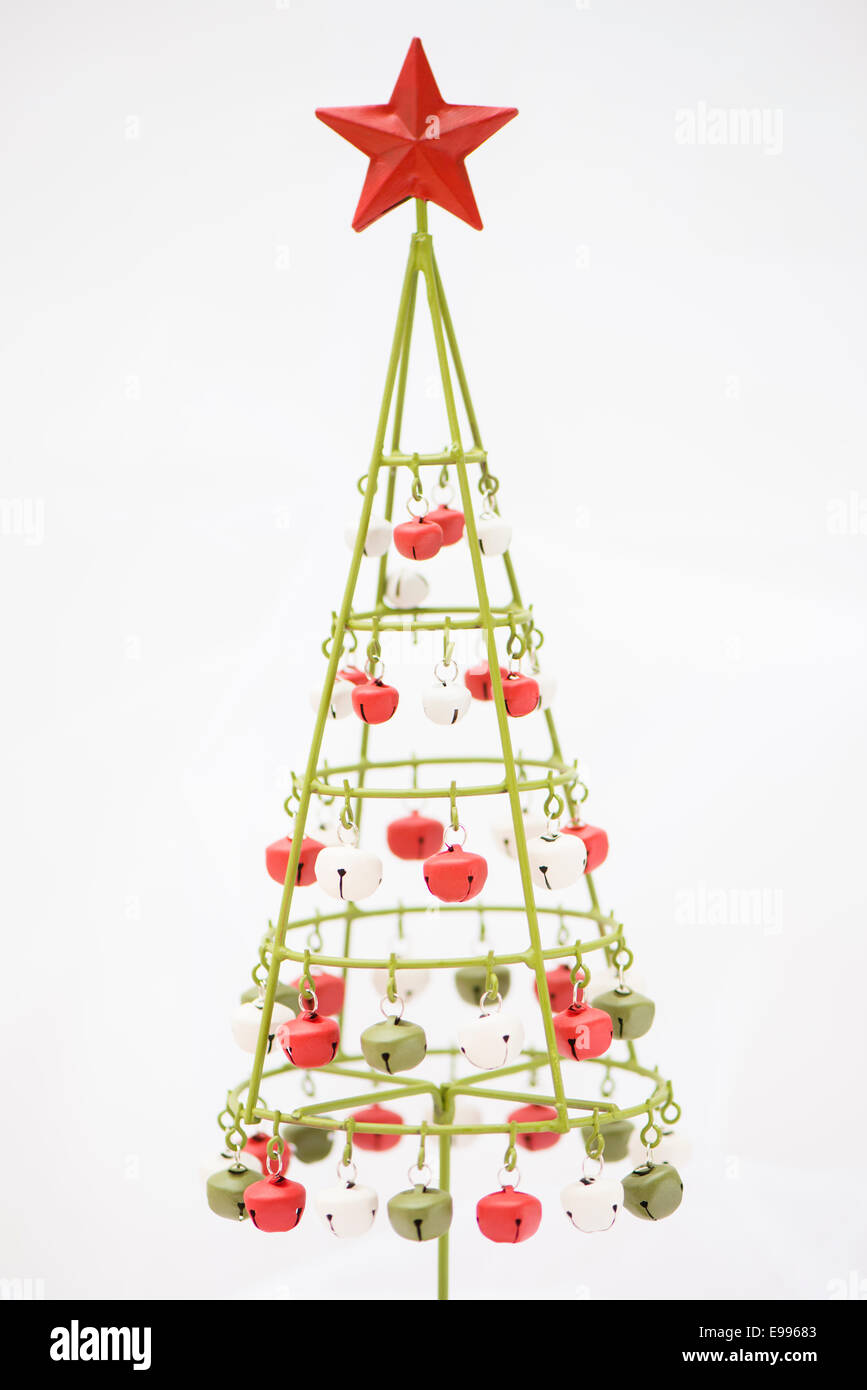 Metal contemporain arbre de Noël avec des cloches sur un fond blanc. Banque D'Images