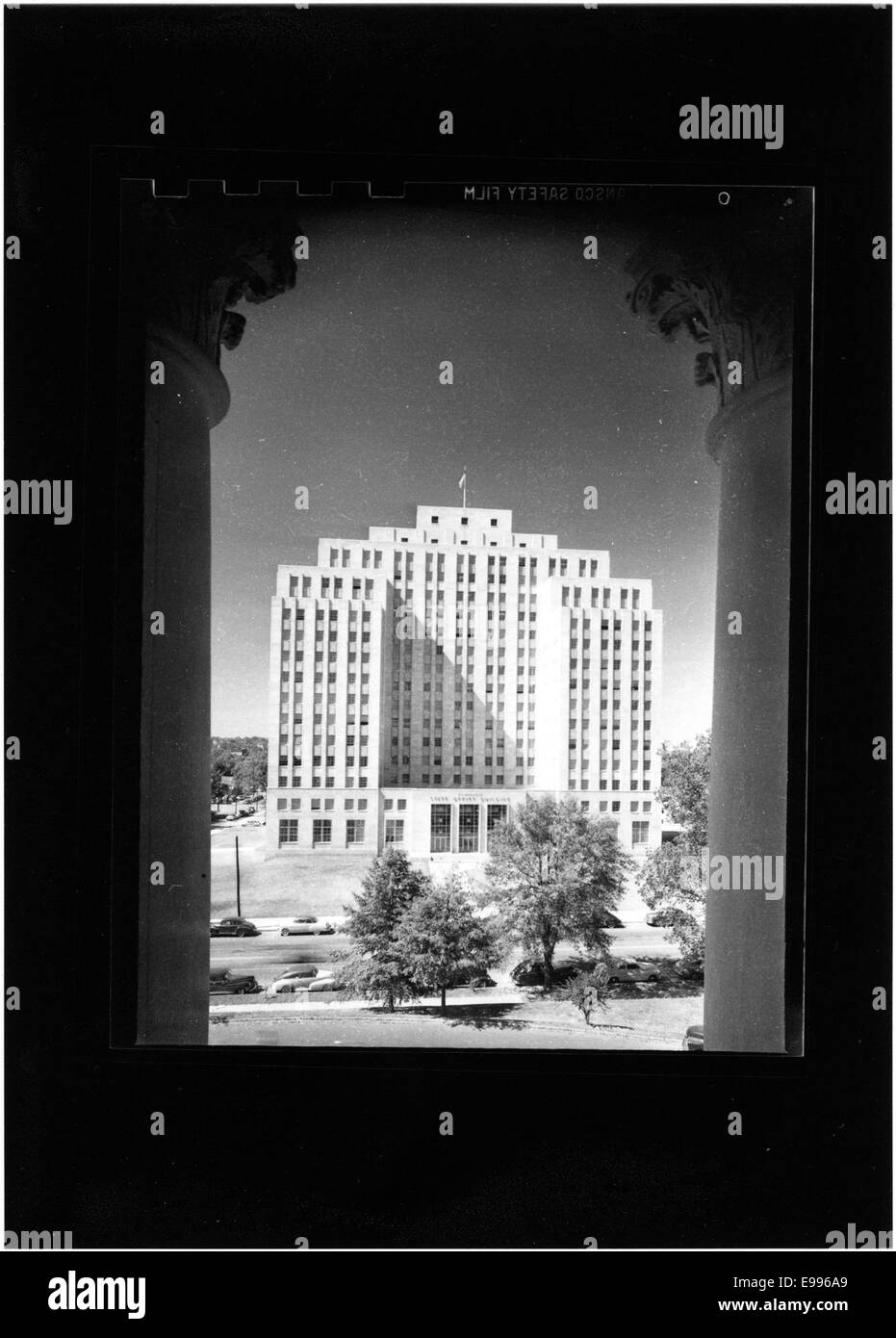 Cette photographie montre le State Office Building à Woolfolk, prise en 1951, reflétant l'architecture du milieu du siècle et le développement urbain de cette époque. Banque D'Images