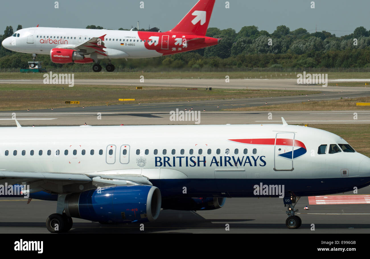 British Airways Airbus A320 et Airbus Air Berlin, l'Aéroport International de Düsseldorf en Allemagne. Banque D'Images