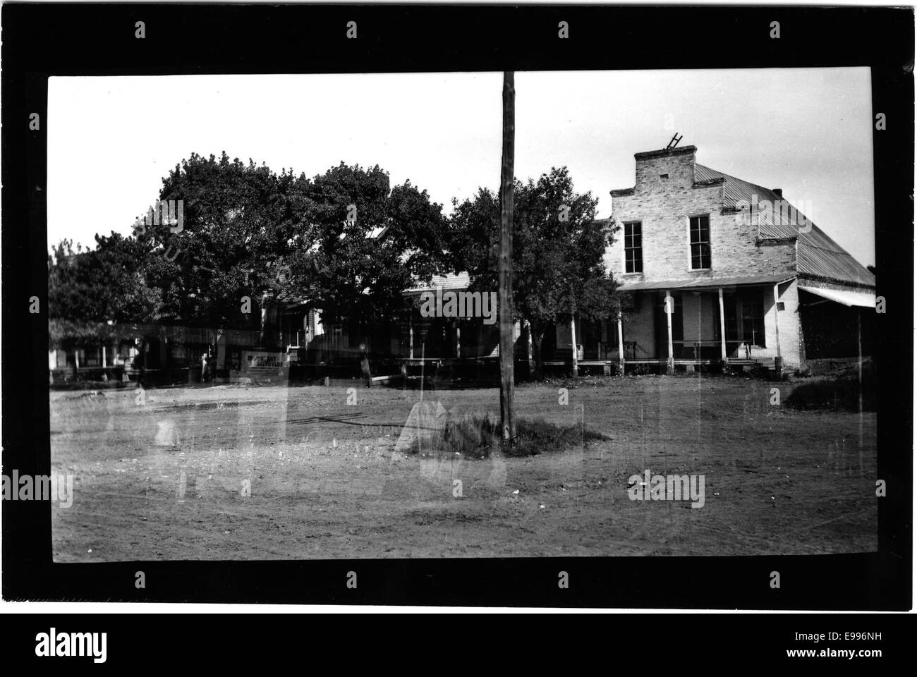 Une photographie du Collège à Arlington, un établissement d'enseignement historique. L'image met en valeur l'architecture et l'environnement environnant du collège, offrant un aperçu de la vie sur le campus du début du XXe siècle. Banque D'Images