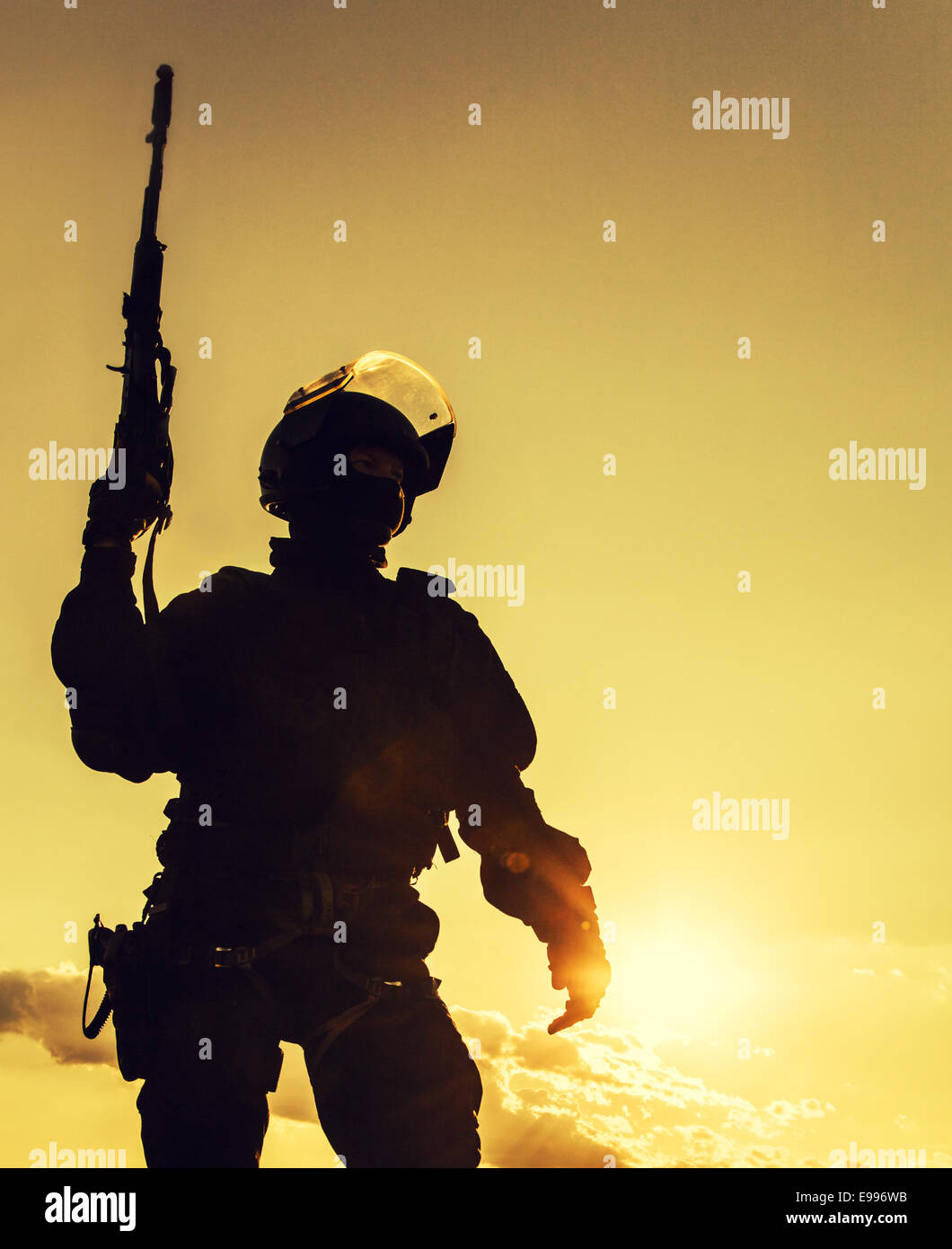 Agent de police avec des armes Banque D'Images