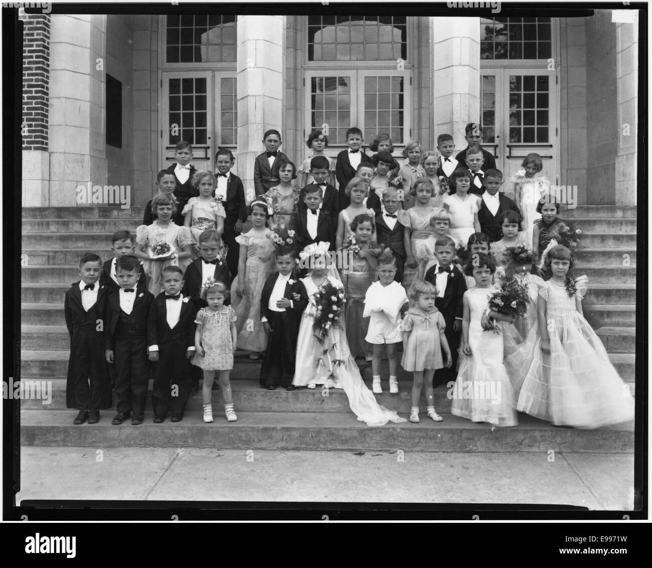 Une photographie d'un mariage de pouce de Tom, un événement de nouveauté populaire au 19ème siècle où des enfants, habillés en adultes miniatures, participent à une cérémonie de mariage simulée. La photo capture le caractère ludique et symbolique de cette tradition historique. Banque D'Images Une photographie d'un mariage de pouce de Tom, un événement de nouveauté populaire au 19ème siècle où des enfants, habillés en adultes miniatures, participent à une cérémonie de mariage simulée. La photo capture le caractère ludique et symbolique de cette tradition historique. Banque D'Images