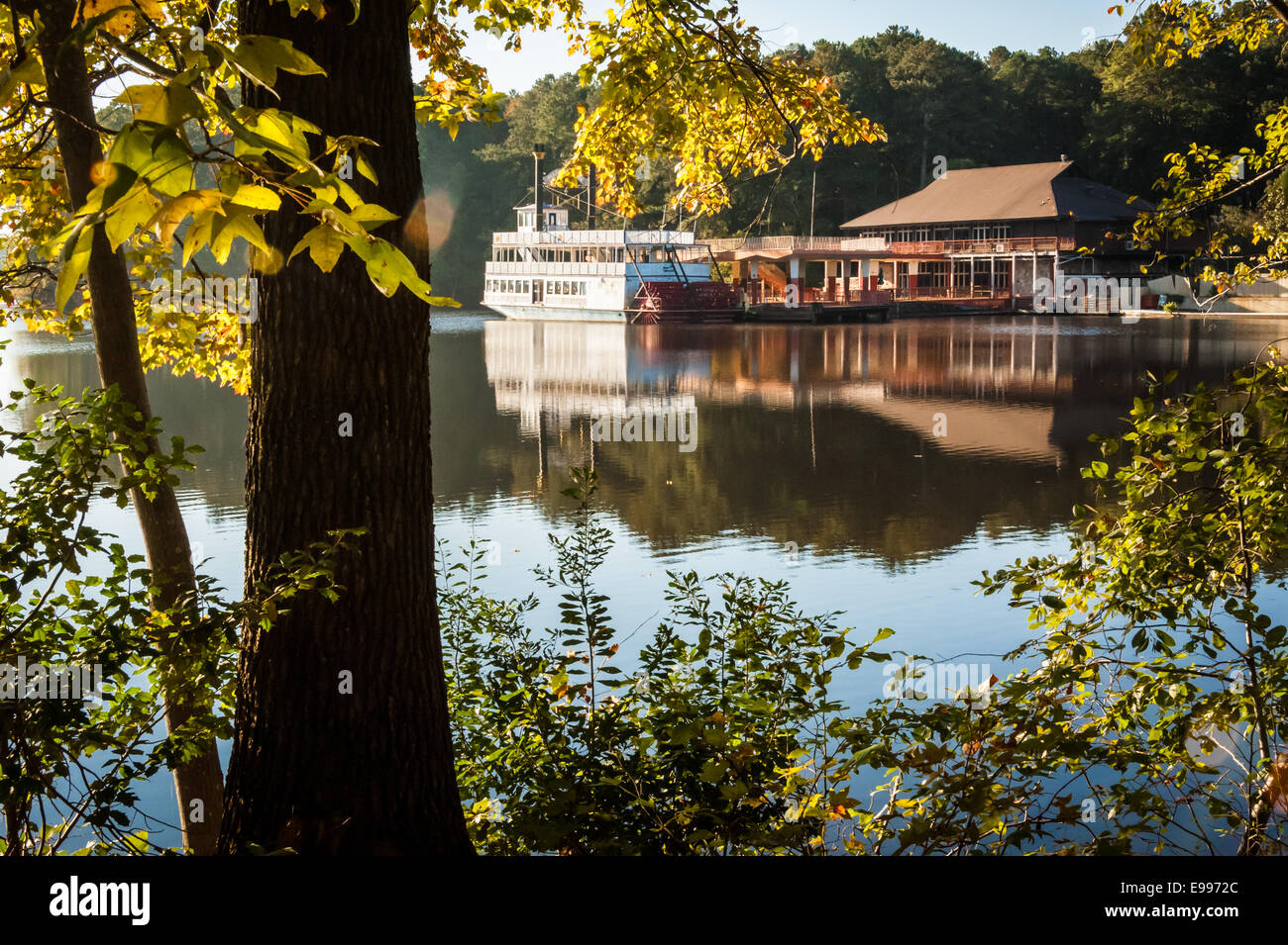 Pédalo dans le soleil reflète sur l'eau du lac encore un matin tôt en automne à Stone Mountain Park à Atlanta, Géorgie. USA Banque D'Images