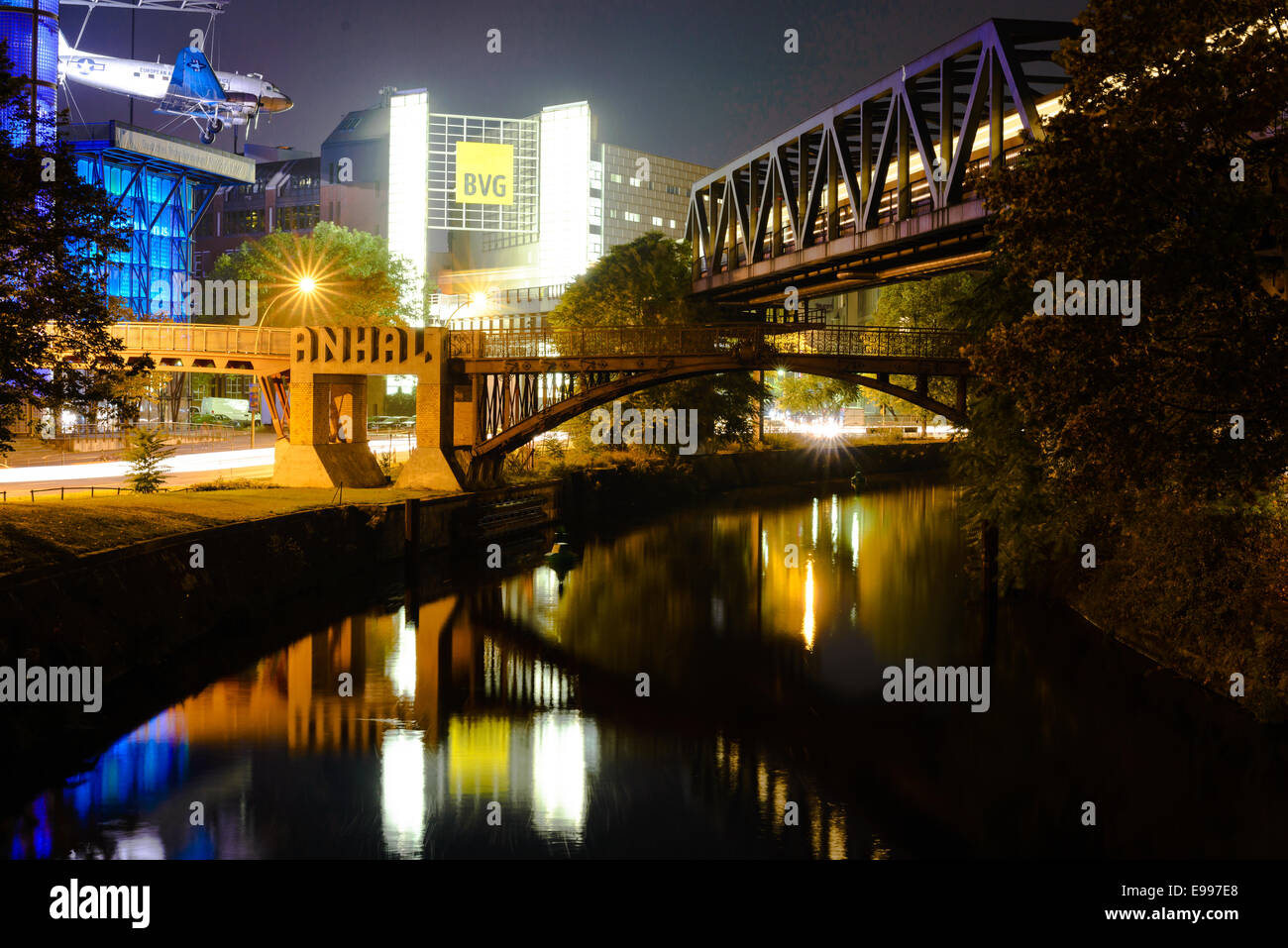 BERLIN - 07 octobre 2014. Landwehrkanal avec Hallesches quay train line en soirée sur Octobre 07, 2014, Berlin, Allemagne. Banque D'Images