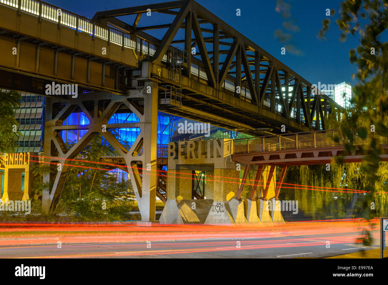 BERLIN - 07 octobre 2014. Landwehrkanal avec Hallesches quay train line en soirée sur Octobre 07, 2014, Berlin, Allemagne. Banque D'Images