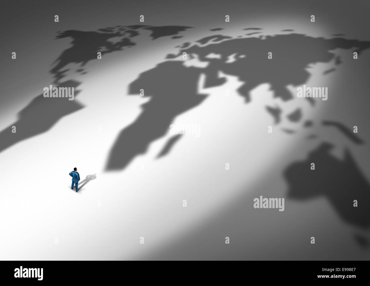 Stratégie d'entreprise mondiale et la planification à l'échelle mondiale comme une personne ou un businessman standing in front of a cast shadow d'une carte en Banque D'Images