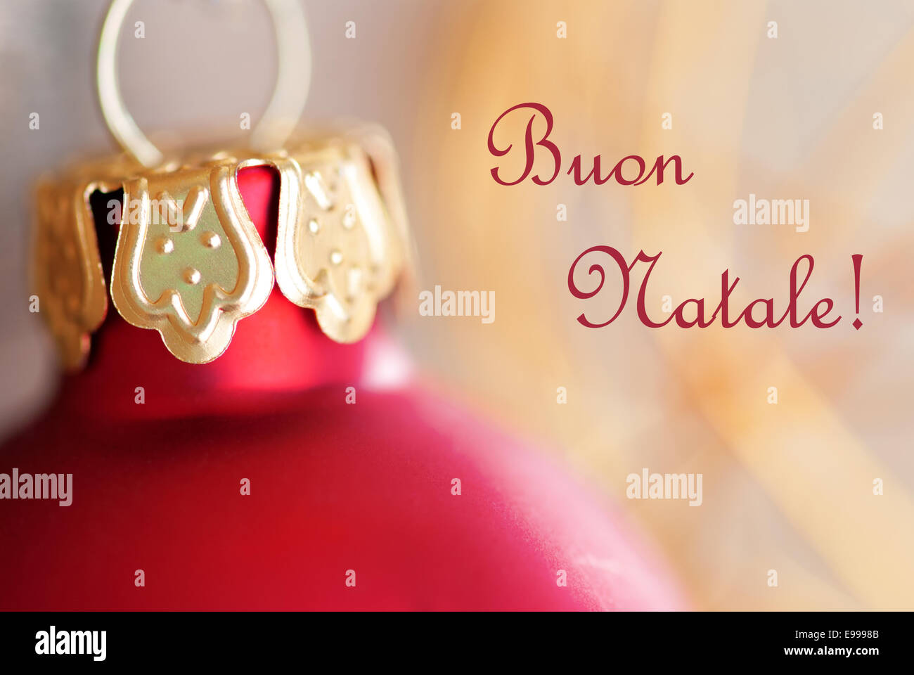 Macro d'une décoration de Noël rouge Balle avec les mots italiens Buon Natale ce qui signifie Joyeux Noël Banque D'Images