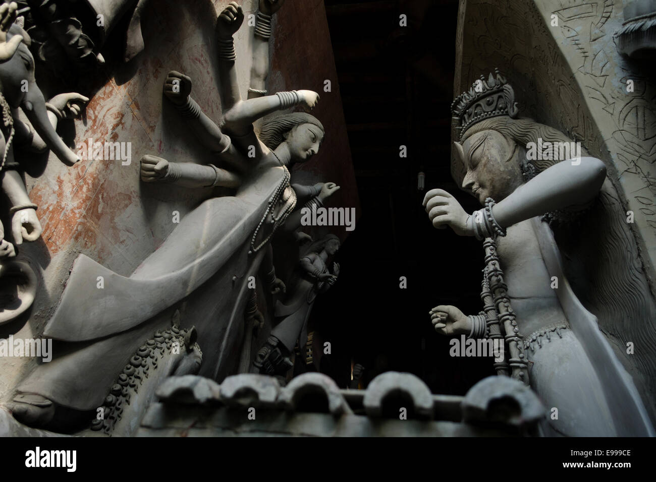 Idole de la Déesse Durga est en préparation dans la banlieue de potiers traditionnels Kumartuli nommé pour le kumars (sculpteurs), Kolkata,I Banque D'Images