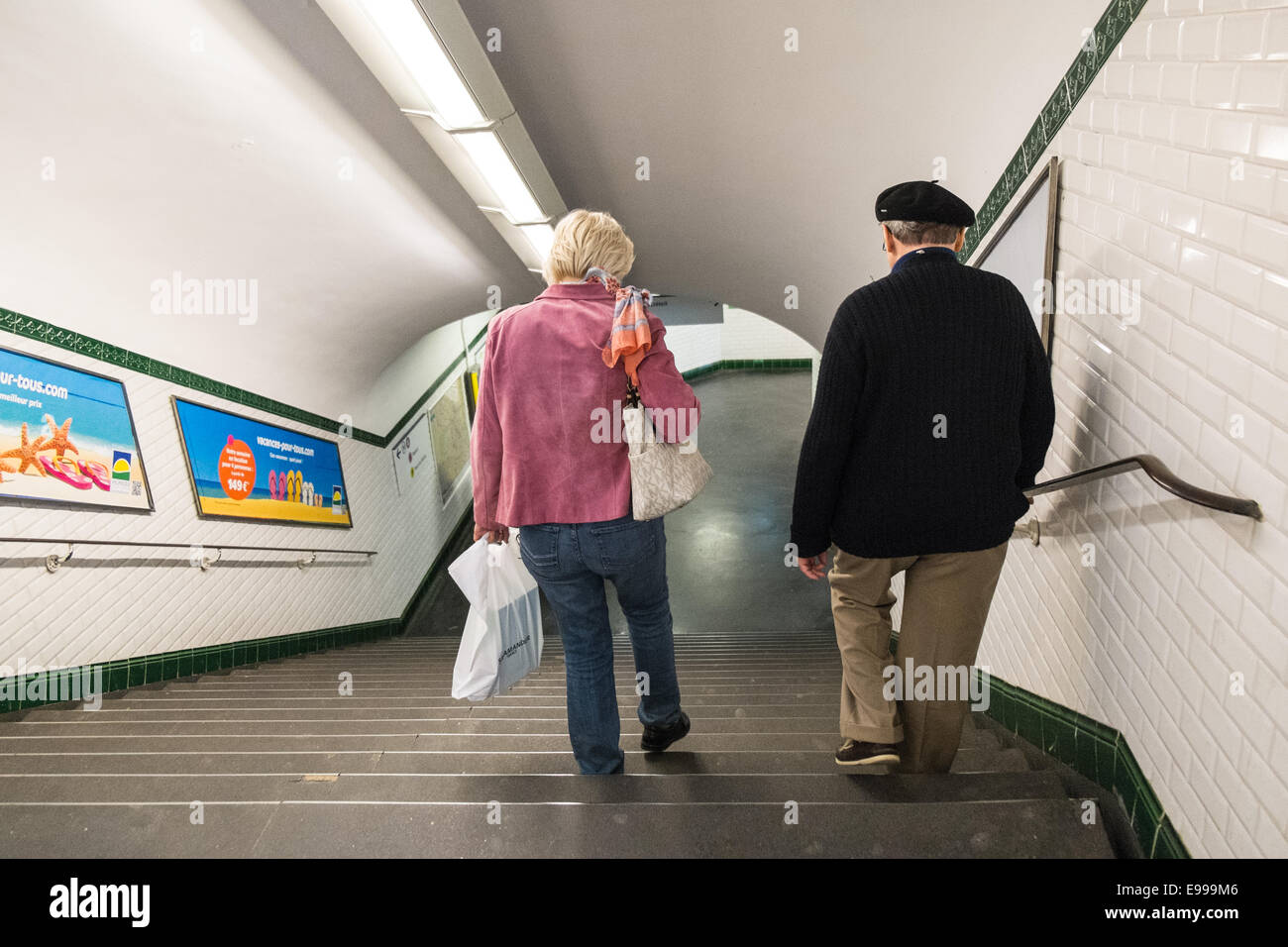 Le français,homme,beret, métro, Paris Banque D'Images