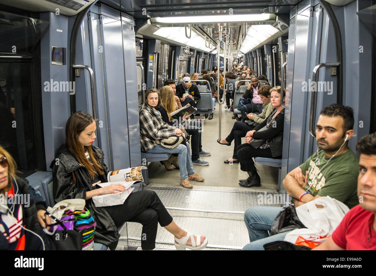 Les navetteurs sur metro train.Paris. Banque D'Images