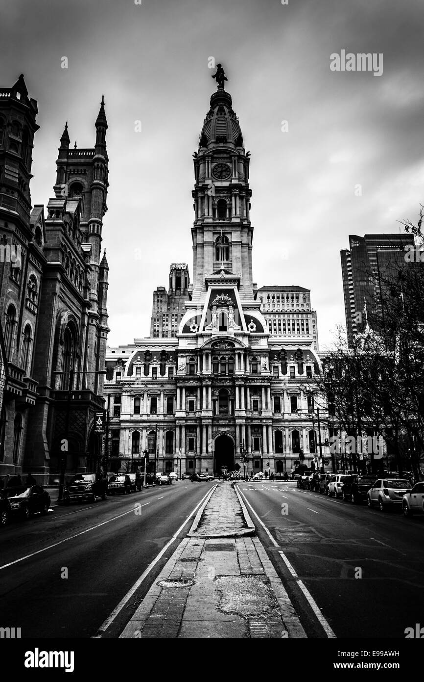 La médiane sur Broad Street et l'Hôtel de ville dans le centre ville, Philadelphie, Pennsylvanie. Banque D'Images