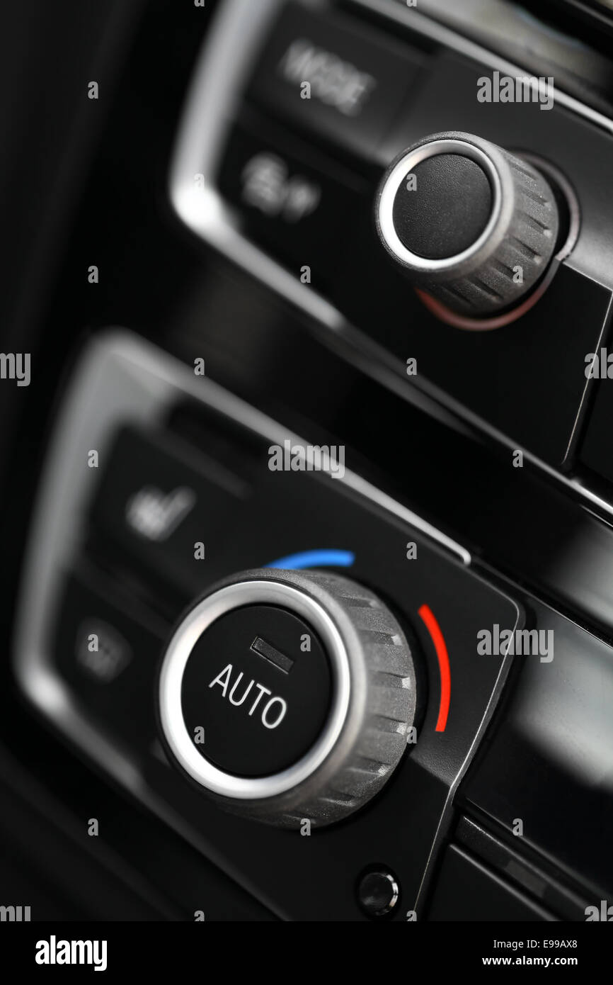 Détails des couleurs avec le bouton de la climatisation à l'intérieur d'une  voiture Photo Stock - Alamy