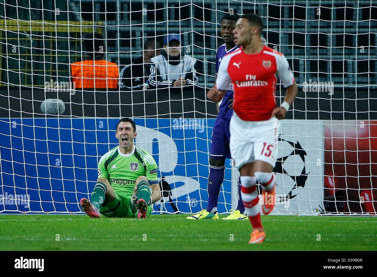 Anderlecht, Belgique. 22 octobre, 2014. Ligue des Champions de football. Anderlecht contre Arsenal. Gardien Silvio Proto de RSC Anderlecht frustrés pour laisser échapper le jeu : Action Crédit Plus Sport/Alamy Live News Banque D'Images